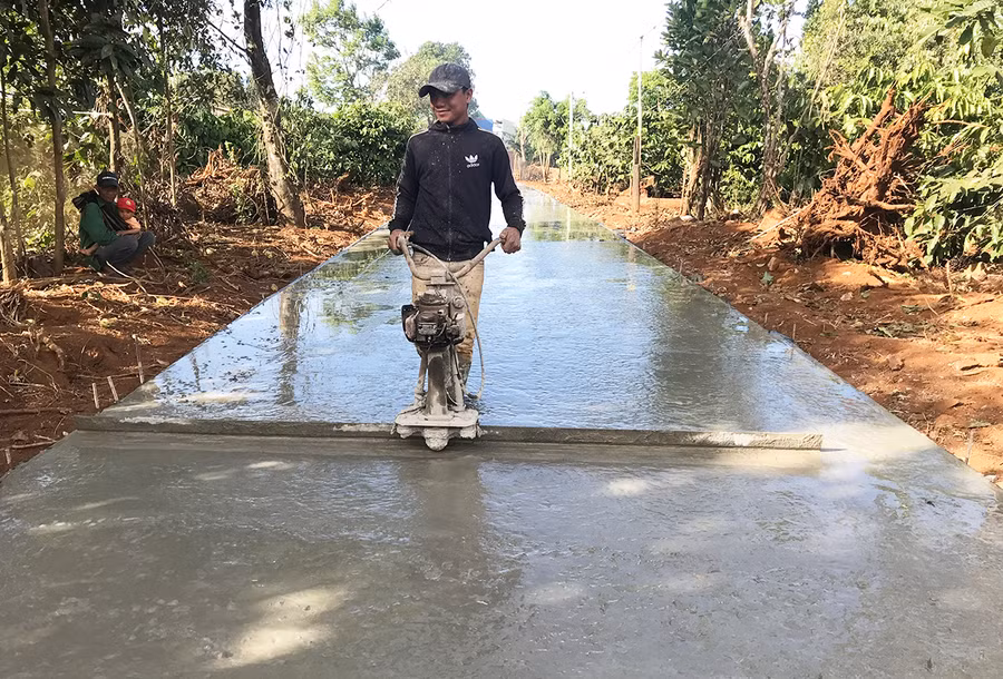 Người dân làng O Yố (xã Ia Băng, huyện Đak Đoa) đóng góp ngày công làm đường giao thông nông thôn. Ảnh: N.D