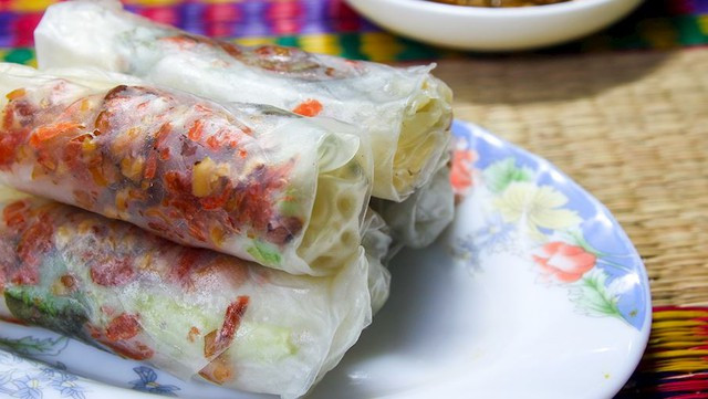 Bò bía là món ăn vặt ít phổ biến, được khen ngợi lạ miệng. Ảnh: TA Bò bía là món ăn vặt ít phổ biến, được khen ngợi lạ miệng. Ảnh: TA