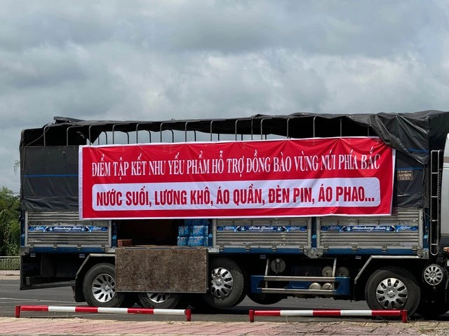 Những chiếc xe nghĩa tình tại Kon Tum sẵn sàng lăn bánh hướng về vùng bão lũ miền Bắc. ẢNH: ĐỨC NHẬT Những chiếc xe nghĩa tình tại Kon Tum sẵn sàng lăn bánh hướng về vùng bão lũ miền Bắc. ẢNH: ĐỨC NHẬT