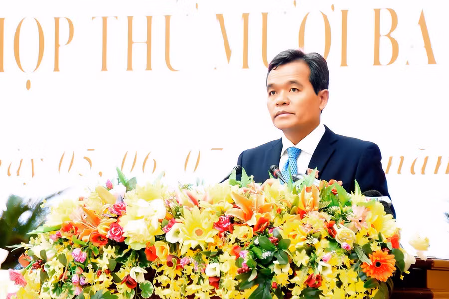 Ủy viên Ban Chấp hành Trung ương Đảng, Bí thư Tỉnh ủy, Chủ tịch HĐND tỉnh Hồ Văn Niên phát biểu khai mạc kỳ họp. Ảnh: Đức Thụy