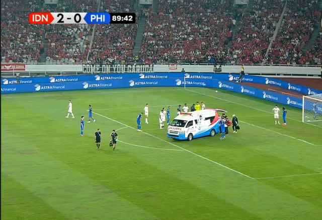 Xe cứu thương vào giữa sân đưa tuyển Philippines đi cấp cứu