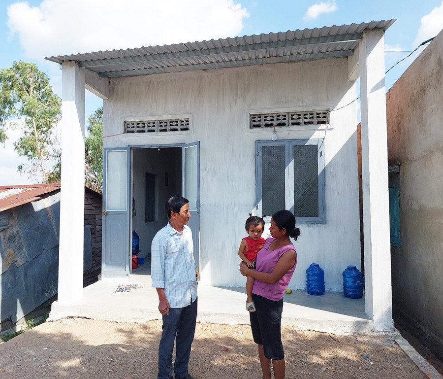 Gia đình bà Ksor H'Nhao vừa được nhà nước hỗ trợ xây dựng căn nhà mới. Ảnh: Nguyễn Diệp Gia đình bà Ksor H'Nhao vừa được nhà nước hỗ trợ xây dựng căn nhà mới. Ảnh: Nguyễn Diệp