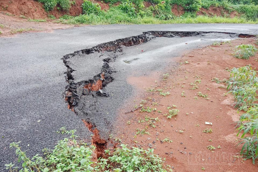Vị trí sụt lún thứ 2 là tại bon Mê Ra, trên tuyến đường từ xã Đắk R’tíh đi xã Đắk Búk So Vị trí sụt lún thứ 2 là tại bon Mê Ra, trên tuyến đường từ xã Đắk R’tíh đi xã Đắk Búk So