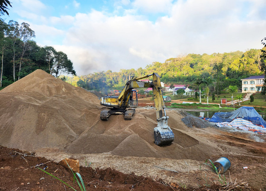 Nhà thầu tập kết vật liệu thi công tuyến đường dẫn vào thác K50, huyện Kbang, tỉnh Gia Lai. Ảnh: D.L Nhà thầu tập kết vật liệu thi công tuyến đường dẫn vào thác K50, huyện Kbang, tỉnh Gia Lai. Ảnh: D.L