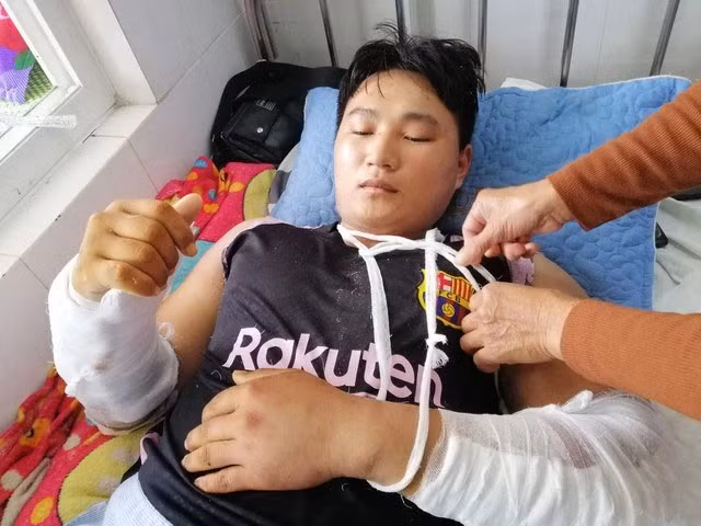 Shipper Lâm Anh Đạt thời điểm bị đánh gãy 2 tay. Ảnh: T.Trực Shipper Lâm Anh Đạt thời điểm bị đánh gãy 2 tay. Ảnh: T.Trực