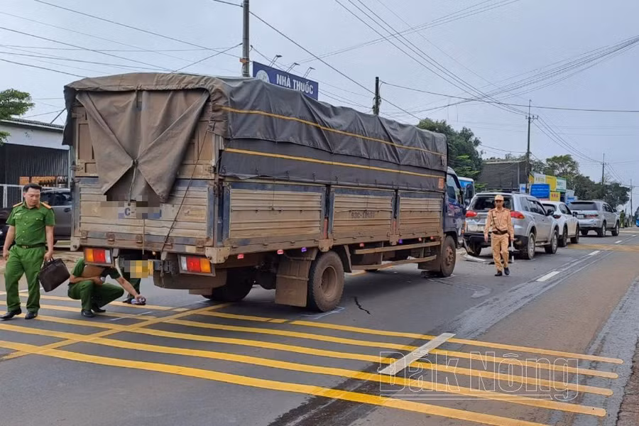 Cả 4 xe ô tô đều hư hỏng sau tai nạn vào sáng 1/8 trên đường Hồ Chí Minh đoạn qua Đắk Nông