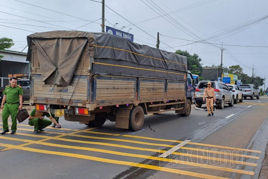 Cả 4 xe ô tô đều hư hỏng sau tai nạn vào sáng 1/8 trên đường Hồ Chí Minh đoạn qua Đắk Nông Cả 4 xe ô tô đều hư hỏng sau tai nạn vào sáng 1/8 trên đường Hồ Chí Minh đoạn qua Đắk Nông