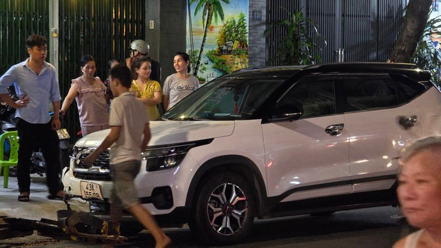 Ô tô hư hại phần đầu sau khi gây tai nạn liên hoàn Ô tô hư hại phần đầu sau khi gây tai nạn liên hoàn