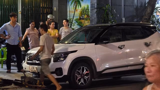 Ô tô hư hại phần đầu sau khi gây tai nạn liên hoàn