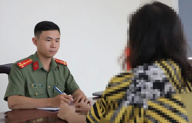 Bà M. trình báo sự việc với cán bộ Phòng An ninh mạng và phòng chống tội phạm sử dụng công nghệ cao Công an tỉnh Tây Ninh. Ảnh: NGỌC HÀ