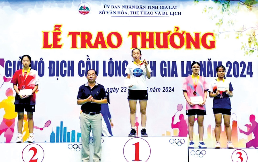 Nguyễn Minh Khuê giành huy chương vàng đơn nữ ở Giải Vô địch Cầu lông tỉnh khi mới 14 tuổi. Ảnh: L.V.N