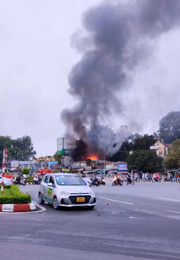 Ngọn khói cao hàng trăm mét, nhiều người cách xa hàng km vẫn nhìn thấy