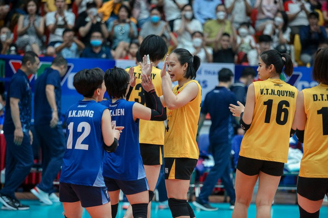 Các cô gái bóng chuyền nữ Việt Nam chơi &quot;thăng hoa&quot; trước thềm SEA Games 32. Ảnh: AVC