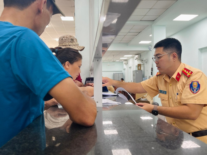 Người dân đi làm biển số định danh ở Đội Đăng ký, quản lý phương tiện giao thông cơ giới đường bộ (thuộc Phòng CSGT Đường bộ - Đường sắt, Công an TP HCM)