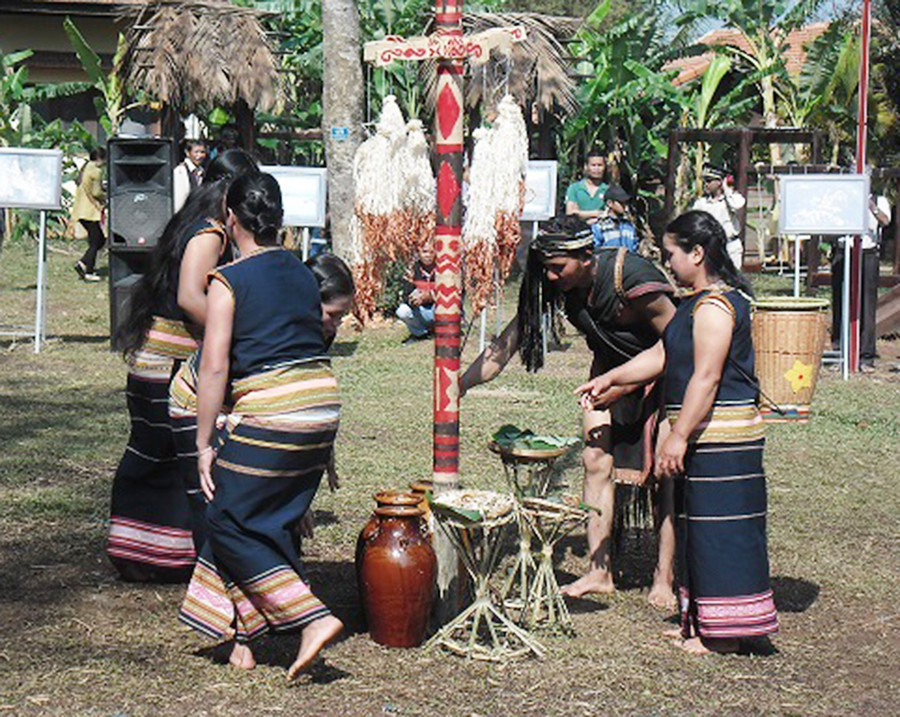 Lễ Et kơ mai thường tổ chức vào ngày thứ 3 của lễ bỏ mả. Ảnh: A Dơng Lễ Et kơ mai thường tổ chức vào ngày thứ 3 của lễ bỏ mả. Ảnh: A Dơng