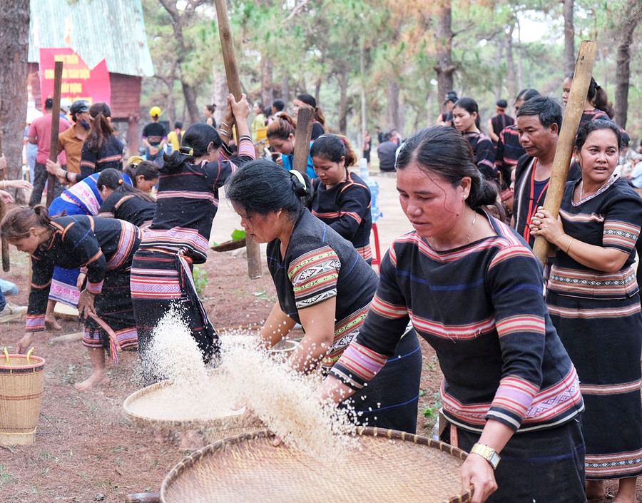 Thi giã gạo chày đôi là nội dung mới được đưa vào Ngày hội giúp phụ nữ có cơ hội thể hiện sự dẻo dai, khéo léo. Ảnh: Hoàng Ngọc Thi giã gạo chày đôi là nội dung mới được đưa vào Ngày hội giúp phụ nữ có cơ hội thể hiện sự dẻo dai, khéo léo. Ảnh: Hoàng Ngọc