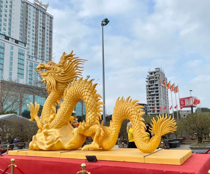 Dân mạng trầm trồ với linh vật rồng ở Phú Thọ. Ảnh: XUÂN NGUYỄN Dân mạng trầm trồ với linh vật rồng ở Phú Thọ. Ảnh: XUÂN NGUYỄN