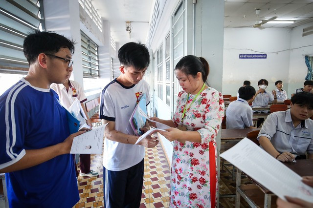 Thí sinh tham gia kỳ thi tốt nghiệp THPT năm 2024. Bộ GD-ĐT dự kiến từ năm 2025 kỳ thi sẽ được tổ chức trong 2 ngày với 3 buổi thi thay vì 4 buổi như hiện nay. Ảnh NHẬT THỊNH