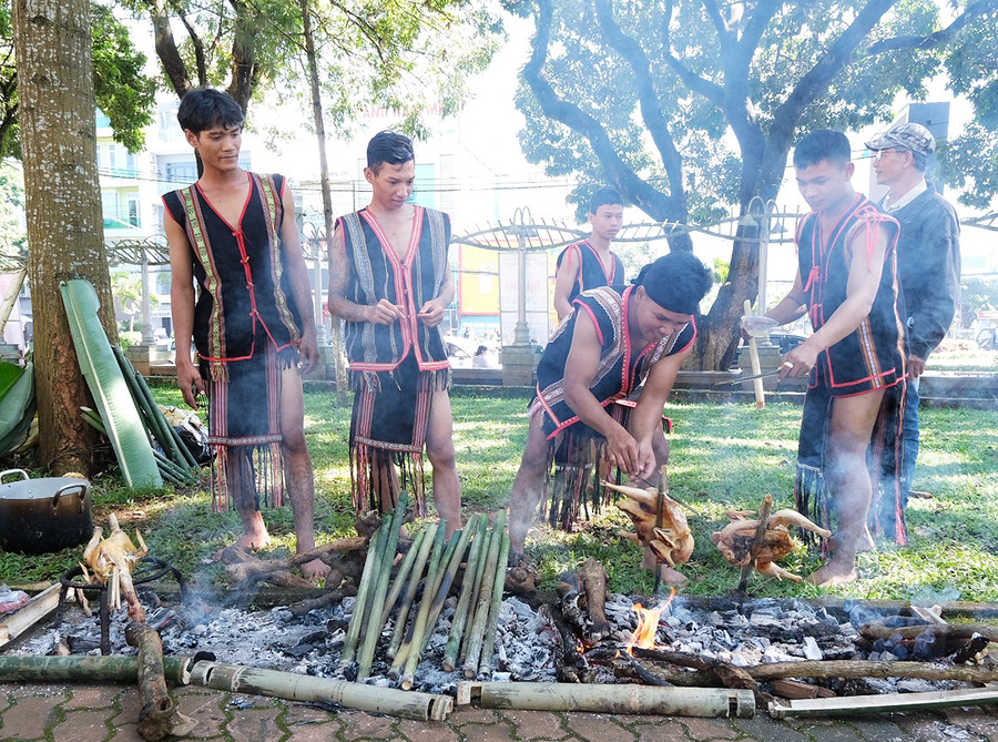 Người dân làng Hăng Ring tái hiện những món ăn truyền thống trong kho tàng ẩm thực Jrai. Ảnh: H.N