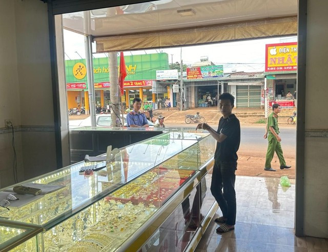 N.A.T. tại tiệm vàng sau khi bị bắt giữ