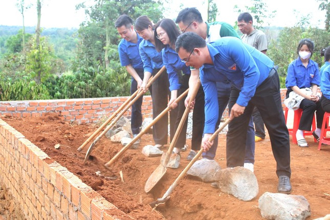Các đại biểu khởi công nhà nhân ái cho gia đình thuộc hộ nghèo trên địa bàn huyện Cư M'gar. Các đại biểu khởi công nhà nhân ái cho gia đình thuộc hộ nghèo trên địa bàn huyện Cư M'gar.