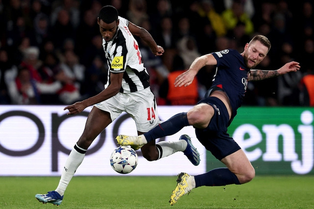 Newcastle (trái) vuột chiến thắng trên sân PSG Newcastle (trái) vuột chiến thắng trên sân PSG