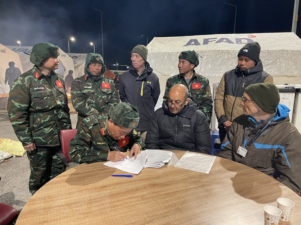 Đoàn cứu hộ, cứu nạn của Quân đội nhân dân Việt Nam với các lực lượng tiếp nhận của Thổ Nhĩ Kỳ. (Ảnh: Hải Linh/TTXVN) Đoàn cứu hộ, cứu nạn của Quân đội nhân dân Việt Nam với các lực lượng tiếp nhận của Thổ Nhĩ Kỳ. (Ảnh: Hải Linh/TTXVN)