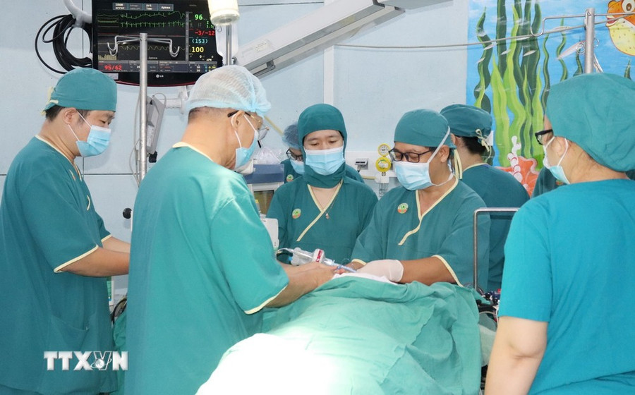 Bác sỹ Bệnh viện Nhi đồng 2 Thành phố Hồ Chí Minh thực hiện ca phẫu thuật ghép tạng trẻ em. (Ảnh: TTXVN phát) Bác sỹ Bệnh viện Nhi đồng 2 Thành phố Hồ Chí Minh thực hiện ca phẫu thuật ghép tạng trẻ em. (Ảnh: TTXVN phát)
