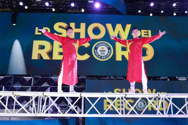 Anh em nhà họ Giang được khen ngợi khi thể hiện niềm tự hào dân tộc bằng việc diện áo dài nơi xứ người. Ảnh: Hải An Anh em nhà họ Giang được khen ngợi khi thể hiện niềm tự hào dân tộc bằng việc diện áo dài nơi xứ người. Ảnh: Hải An