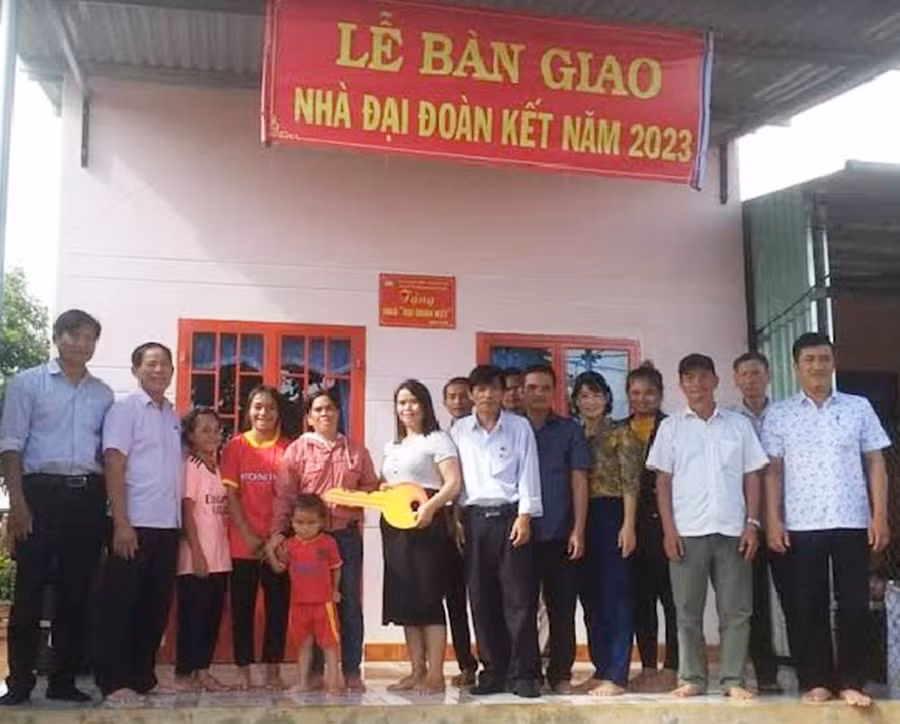 Trao nhà Đại đoàn kết cho gia đình ông Mai Khan tại thôn Hlâm, thị trấn Đak Đoa. Ảnh: Minh Vy