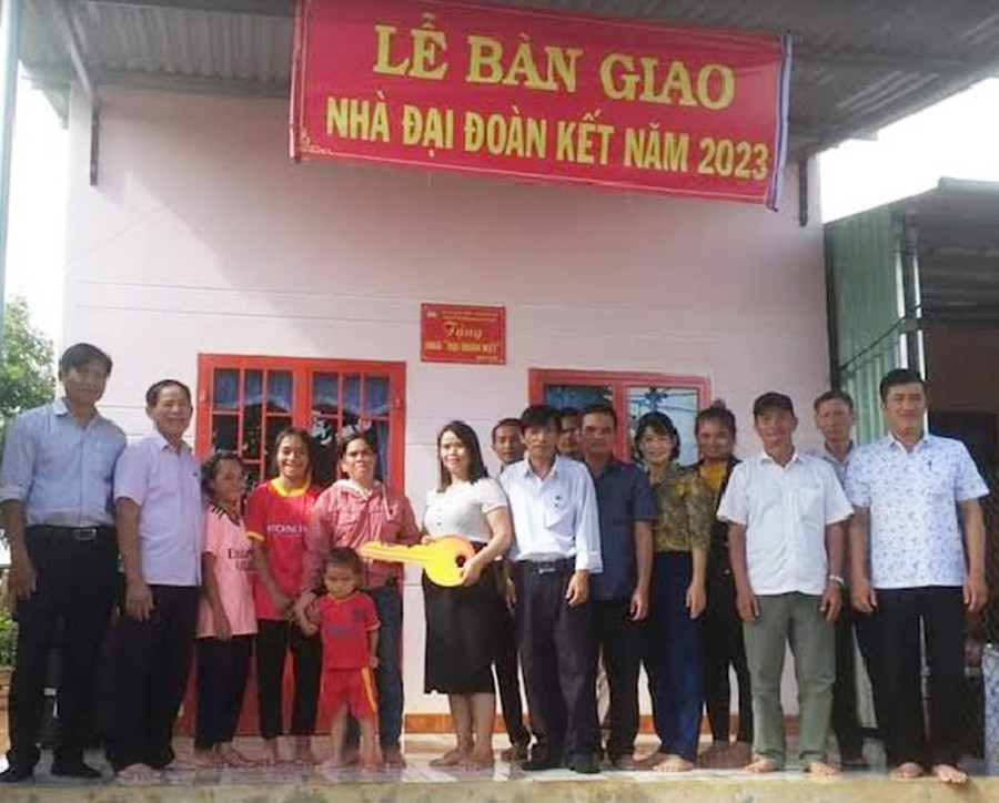 Trao nhà Đại đoàn kết cho gia đình ông Mai Khan tại thôn Hlâm, thị trấn Đak Đoa. Ảnh: Minh Vy Trao nhà Đại đoàn kết cho gia đình ông Mai Khan tại thôn Hlâm, thị trấn Đak Đoa. Ảnh: Minh Vy