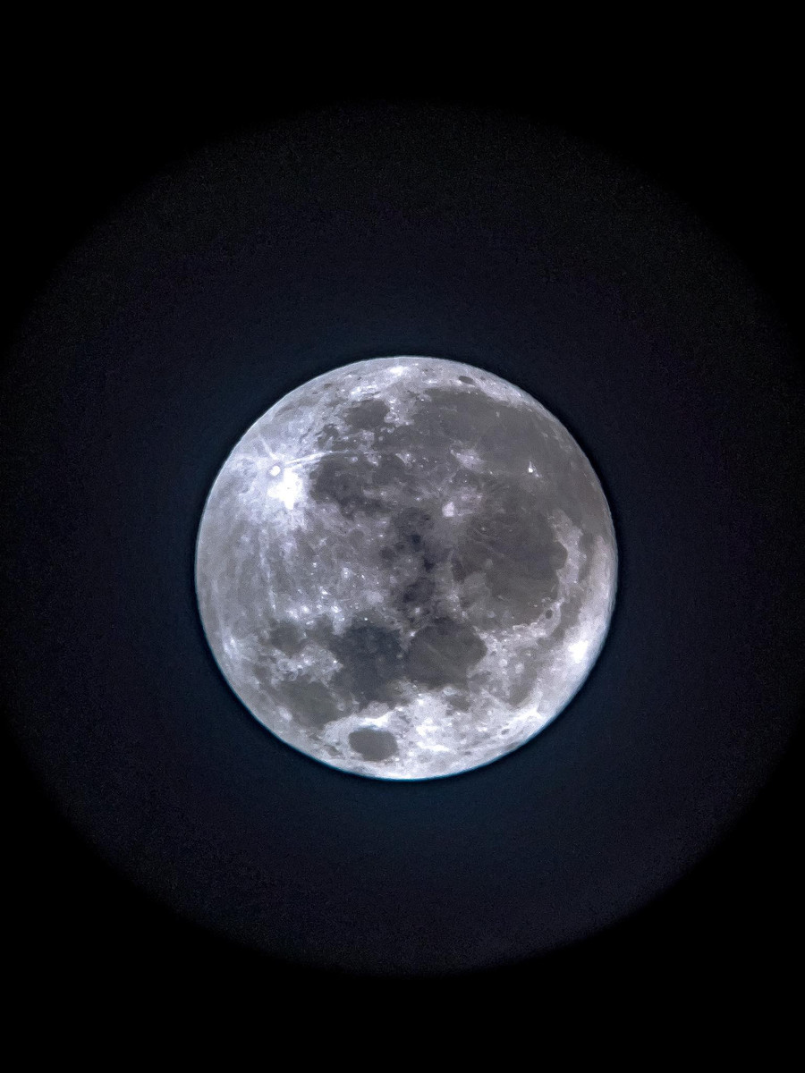 Trăng Cá Tầm đẹp huyền ảo trên bầu trời được người Việt chụp lại - Ảnh 4. Ảnh siêu trăng được chụp ở Bạc Liêu. Ảnh: Gia Khanh