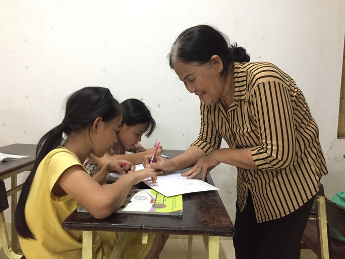 Cô Hạnh đang dạy chữ cho các em nhỏ Cô Hạnh đang dạy chữ cho các em nhỏ