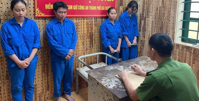Nhóm đối tượng 9x tại cơ quan công an. Nhóm đối tượng 9x tại cơ quan công an.
