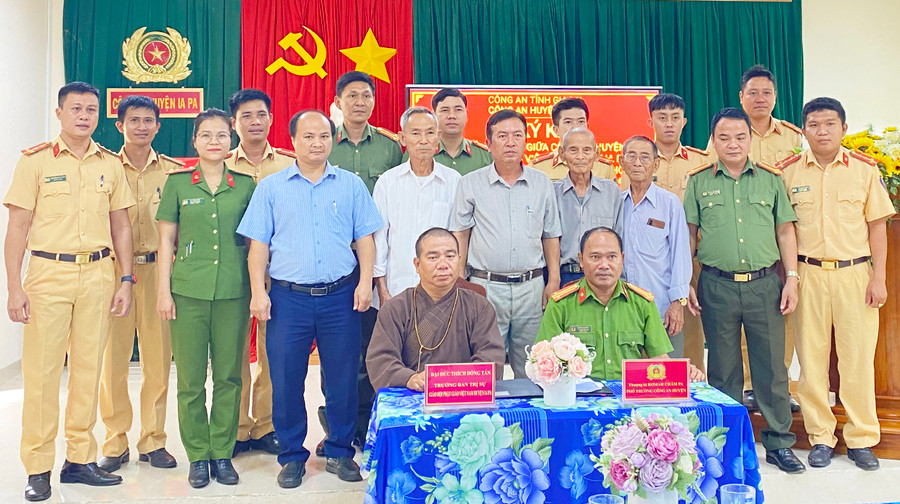Đại diện Công an huyện Ia Pa và Ban Trị sự Giáo hội Phật giáo huyện ký kết thực hiện công tác tuyên truyền, đảm bảo trật tự ATGT. Ảnh: Mai Linh Đại diện Công an huyện Ia Pa và Ban Trị sự Giáo hội Phật giáo huyện ký kết thực hiện công tác tuyên truyền, đảm bảo trật tự ATGT. Ảnh: Mai Linh