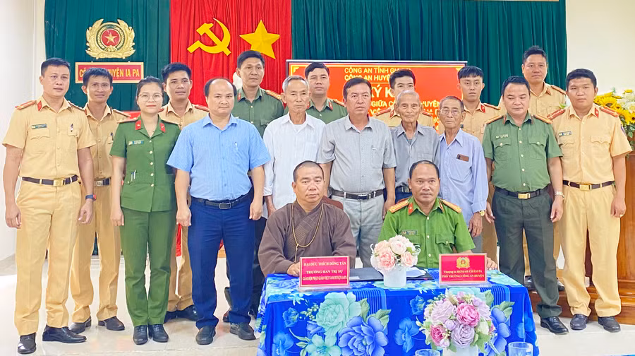 Đại diện Công an huyện Ia Pa và Ban Trị sự Giáo hội Phật giáo huyện ký kết thực hiện công tác tuyên truyền, đảm bảo trật tự ATGT. Ảnh: Mai Linh