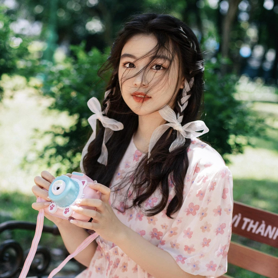 Thần thái và đường nét của Lọ Lem được nhận xét là thừa hưởng từ ông bố nổi tiếng nhiều hơn. Tuy nhiên, cô nàng lại có sở thích và định hướng theo nghề thời trang của mẹ chứ không thích vào showbiz. Thần thái và đường nét của Lọ Lem được nhận xét là thừa hưởng từ ông bố nổi tiếng nhiều hơn. Tuy nhiên, cô nàng lại có sở thích và định hướng theo nghề thời trang của mẹ chứ không thích vào showbiz.