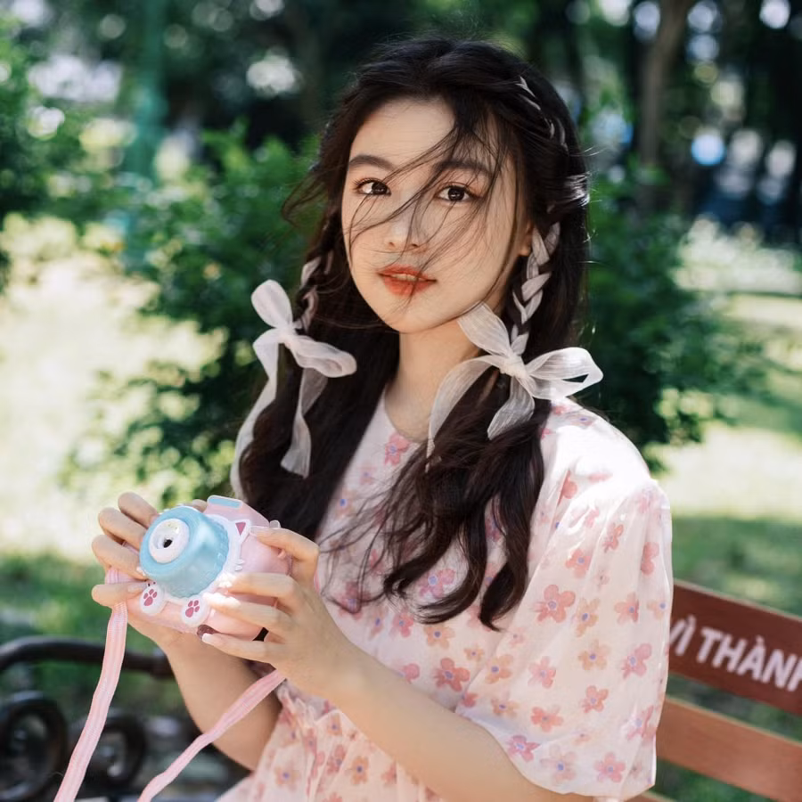 Thần thái và đường nét của Lọ Lem được nhận xét là thừa hưởng từ ông bố nổi tiếng nhiều hơn. Tuy nhiên, cô nàng lại có sở thích và định hướng theo nghề thời trang của mẹ chứ không thích vào showbiz. Thần thái và đường nét của Lọ Lem được nhận xét là thừa hưởng từ ông bố nổi tiếng nhiều hơn. Tuy nhiên, cô nàng lại có sở thích và định hướng theo nghề thời trang của mẹ chứ không thích vào showbiz.