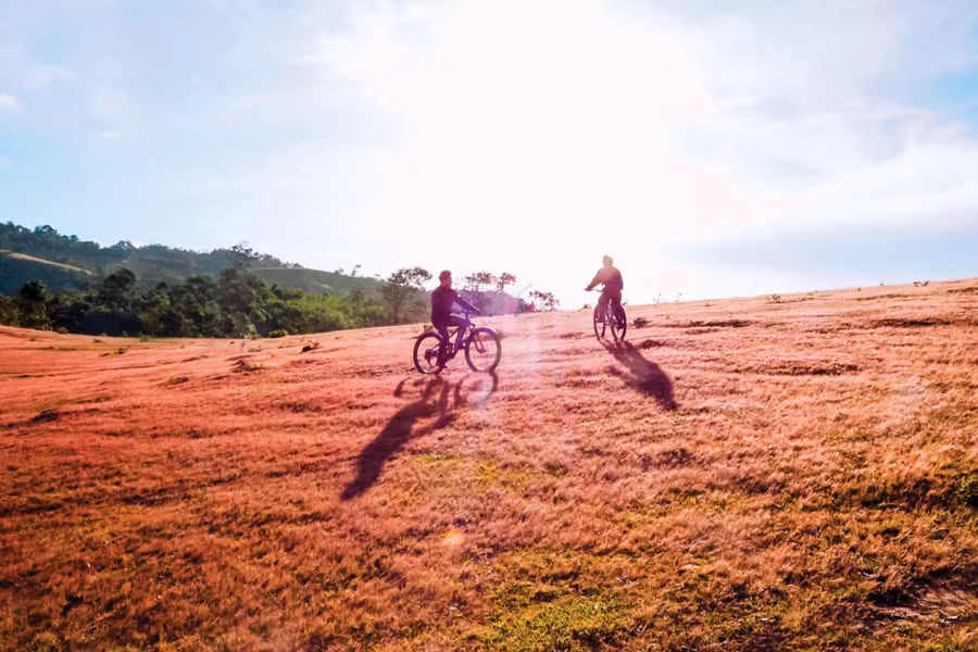 Vẻ đẹp mê hồn của đồi cỏ tạo niềm hứng khởi cho những bước chân tung tăng vượt qua gió lạnh. Người lớn chạy nhảy, trẻ con cũng chơi đùa... Những chiếc xe đạp cũng không nằm yên được nữa mà nhanh chóng góp phần làm tăng thêm vẻ nhộn nhịp, rộn rã khắp thảo nguyên