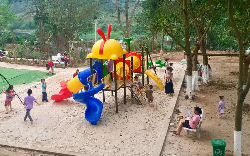 Trẻ em vui chơi ở vườn rừng ven sông Hồng.