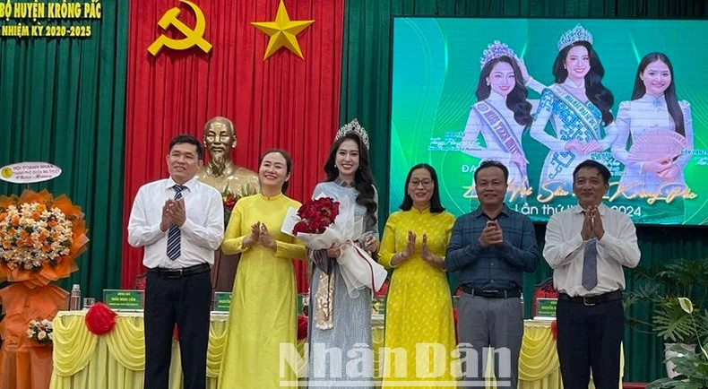 Lãnh đạo huyện Krông Pắc tặng hoa chúc mừng Hoa hậu du lịch Việt Nam năm 2024 Đinh Thị Hoa làm đại sứ truyền thông Lễ hội Sầu riêng huyện Krông Pắc năm 2024. Lãnh đạo huyện Krông Pắc tặng hoa chúc mừng Hoa hậu du lịch Việt Nam năm 2024 Đinh Thị Hoa làm đại sứ truyền thông Lễ hội Sầu riêng huyện Krông Pắc năm 2024.