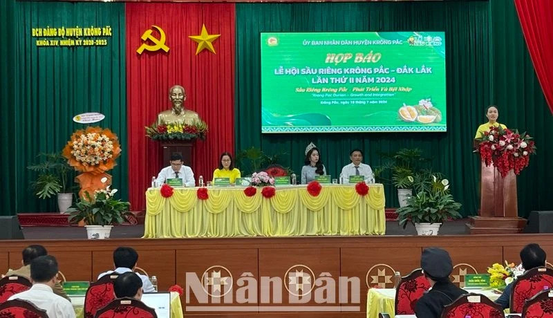 Phó Chủ tịch Ủy ban nhân dân huyện Krông Pắc Ngô Thị Minh Trinh thông tin về các hoạt động của lễ hội tại buổi họp báo. Phó Chủ tịch Ủy ban nhân dân huyện Krông Pắc Ngô Thị Minh Trinh thông tin về các hoạt động của lễ hội tại buổi họp báo.