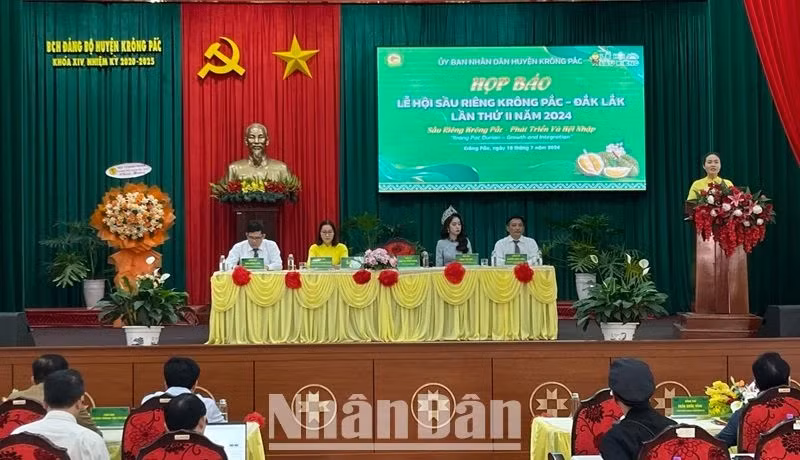 Phó Chủ tịch Ủy ban nhân dân huyện Krông Pắc Ngô Thị Minh Trinh thông tin về các hoạt động của lễ hội tại buổi họp báo.