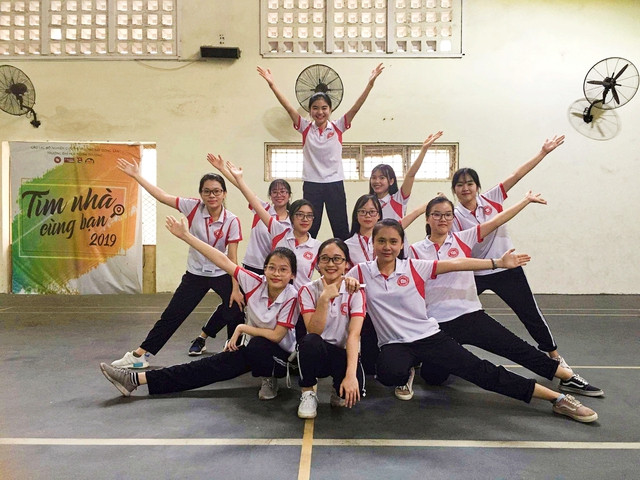 Thu Hiền tích cực tham gia hoạt động ngoại khóa. Ảnh: NVCC