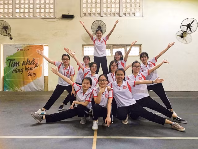 Thu Hiền tích cực tham gia hoạt động ngoại khóa. Ảnh: NVCC