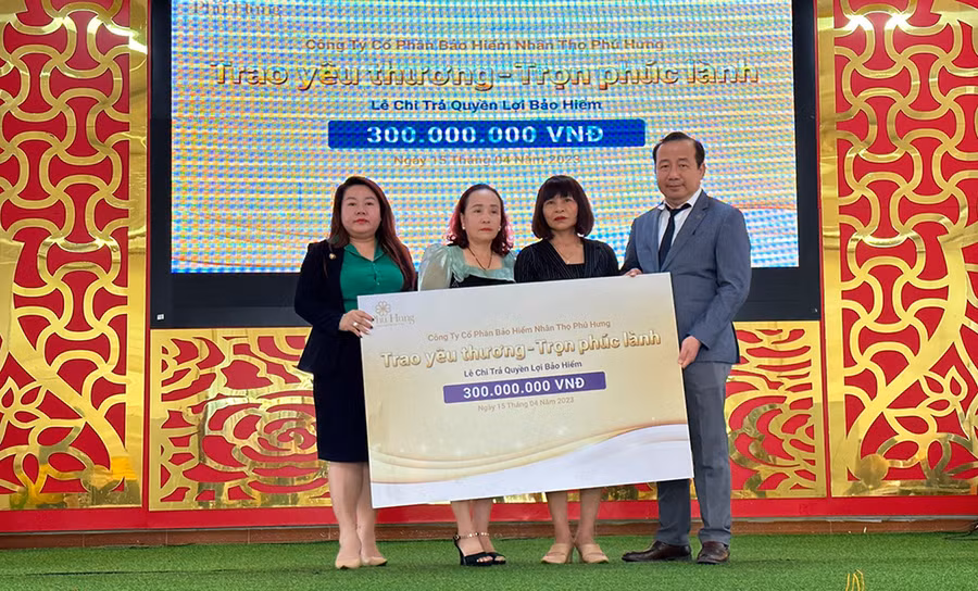 Phú Hưng Life chi trả quyền lợi bảo hiểm cho khách hàng tại Gia Lai vào ngày 15-4.