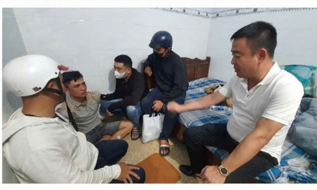 Cơ quan công an bắt giữ đối tượng Nguyễn Văn Sự (mặc quần ngắn) Cơ quan công an bắt giữ đối tượng Nguyễn Văn Sự (mặc quần ngắn)