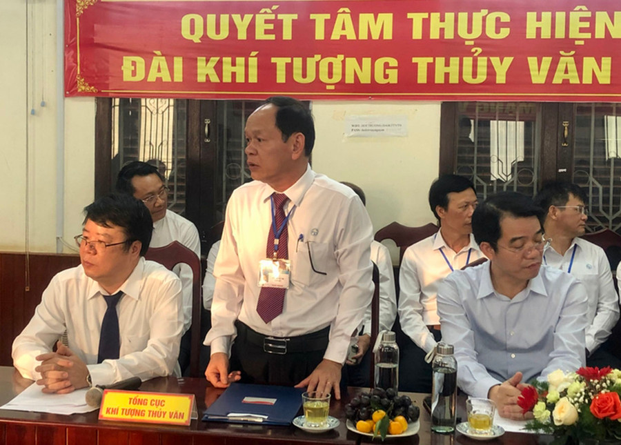 Ông Lê Văn Hưng-Giám đốc Đài KTTV khu vực Tây Nguyên báo cáo với Đoàn công tác Bộ Tài Nguyên và Môi trường. Ảnh: Lê Nam Ông Lê Văn Hưng-Giám đốc Đài KTTV khu vực Tây Nguyên báo cáo với Đoàn công tác Bộ Tài Nguyên và Môi trường. Ảnh: Lê Nam
