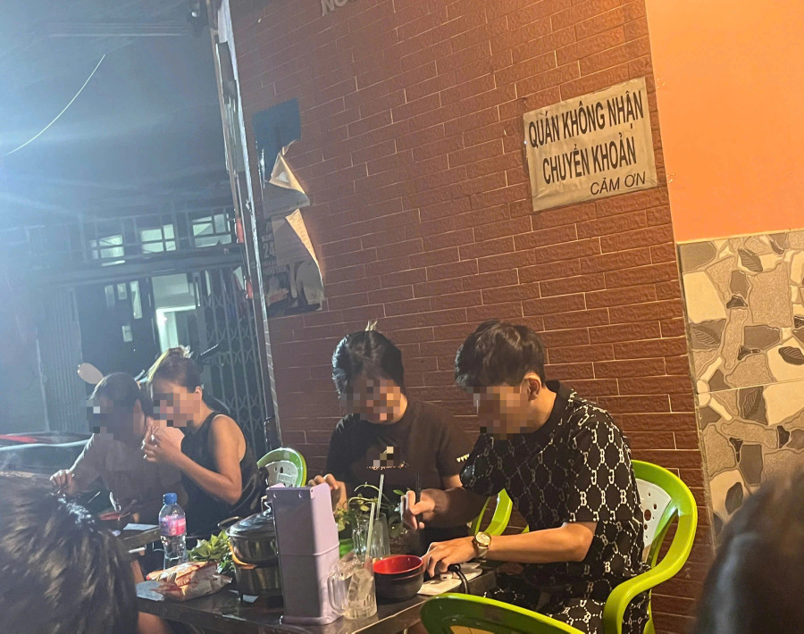 Một số người trẻ đi ăn không mang theo tiền mặt "tá hỏa" khi được thông báo quán không chấp nhận chuyển khoản. Ảnh KIM NGỌC NGHIÊN Một số người trẻ đi ăn không mang theo tiền mặt "tá hỏa" khi được thông báo quán không chấp nhận chuyển khoản. Ảnh KIM NGỌC NGHIÊN