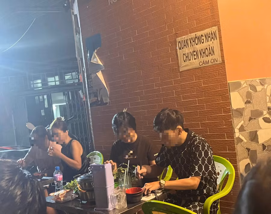 Một số người trẻ đi ăn không mang theo tiền mặt "tá hỏa" khi được thông báo quán không chấp nhận chuyển khoản. Ảnh KIM NGỌC NGHIÊN